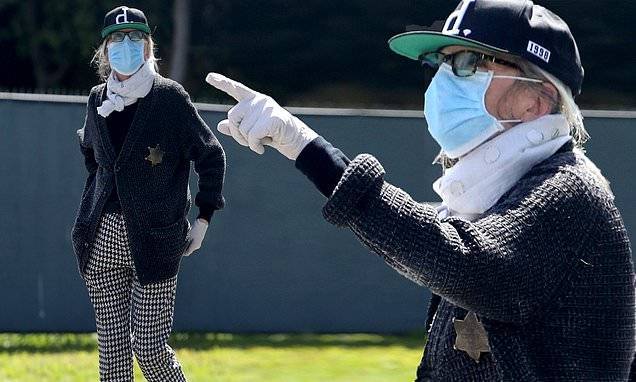 Diane Keaton - Diane Keaton dons a medical mask, latex gloves and a deputy sheriff's star while out for a walk - dailymail.co.uk - Los Angeles