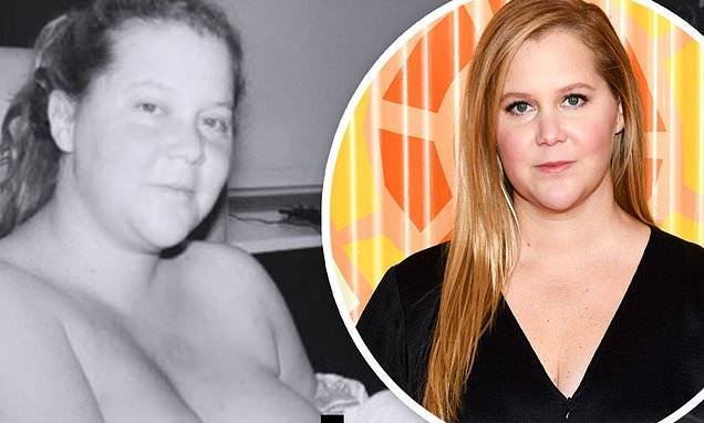 Amy Schumer - Chris Fischer - Amy Schumer sends 'love to all the pregnant ladies' by sharing topless throwback photo of herself - dailymail.co.uk