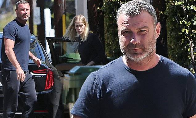Naomi Watts - Taylor Neisen - Liev Schreiber looks every inch the silver fox as he and Taylor Neisen step out for errands in LA - dailymail.co.uk - New York - Los Angeles - city Los Angeles