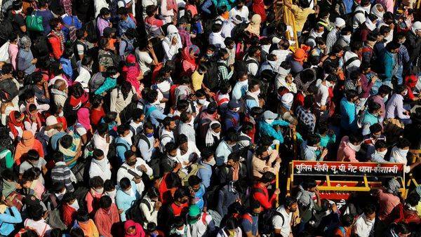 Hundreds of migrant workers flood this Kerala street hoping to return home - livemint.com - India