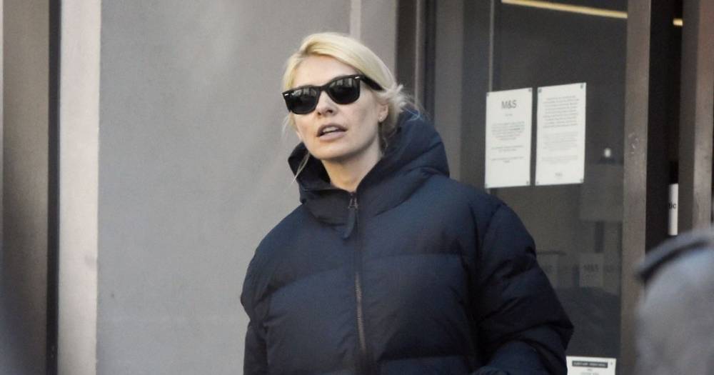 Holly Willoughby - Holly Willoughby practises safe social distancing as she pops out shopping with gloves on - mirror.co.uk