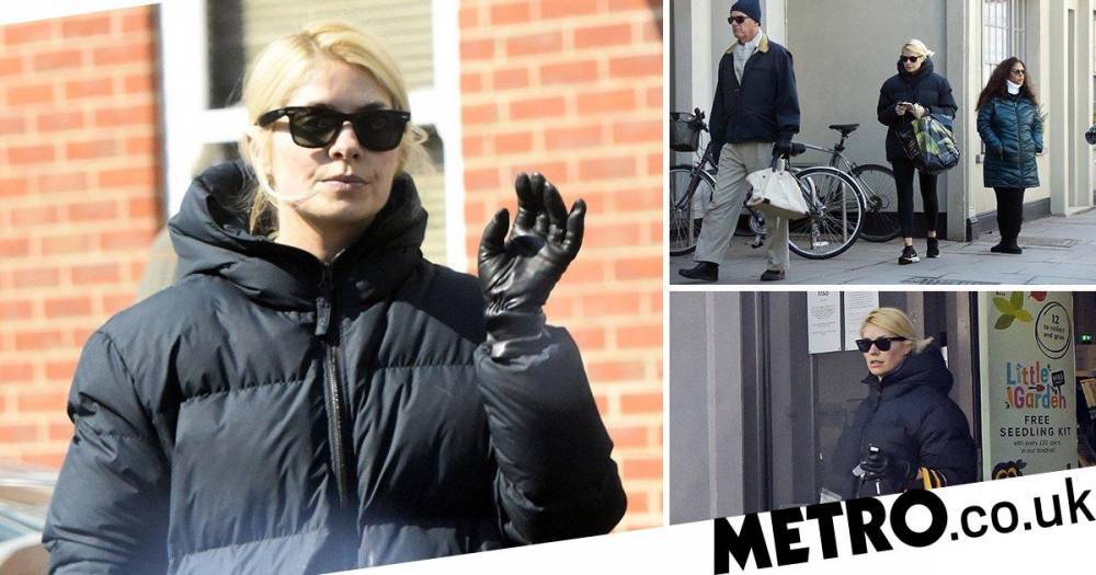 Boris Johnson - Holly Willoughby - Phillip Schofield - Dan Baldwin - Holly Willoughby social distances like a pro as she steps out for groceries wearing gloves - metro.co.uk