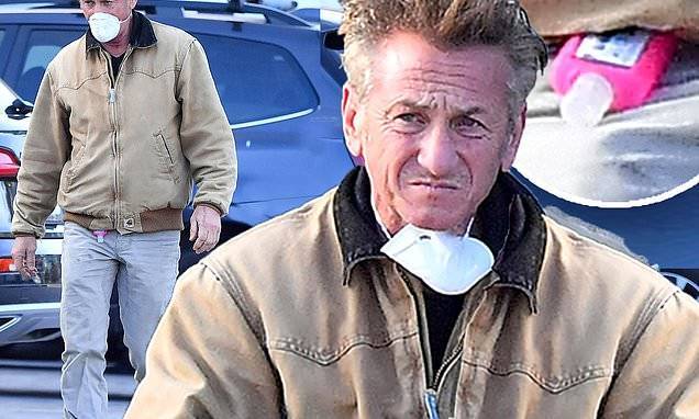 Sean Penn - Sean Penn arms himself with face mask and bottle of hand sanitizer as he picks up his lunch - dailymail.co.uk - Usa - city Malibu