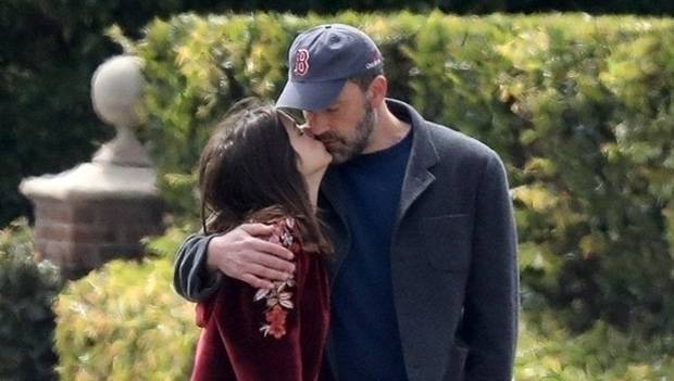 Ana De-Armas - Ben Affleck, 47 New GF Ana De Armas, 31, Pack On PDA With Kiss On Romantic Walk — Pics - hollywoodlife.com - Spain - Los Angeles - city Boston