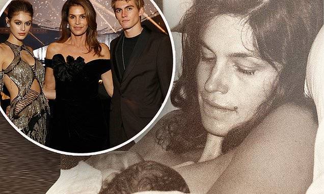 Kaia Gerber - Cindy Crawford - Cindy Crawford cradles her newborn child as she shares intimate photo from her home birth - dailymail.co.uk