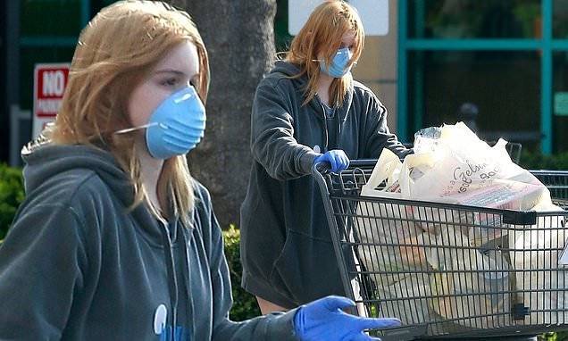 Ariel Winter - Ariel Winter wears a mask and gloves as she picks up groceries amid the coronavirus pandemic - dailymail.co.uk - Los Angeles