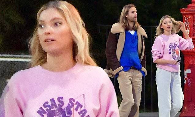 Elsa Hosk - Tom Daley - Elsa Hosk takes reprieve from quarantine and takes a stroll through the park with beau Tom Daley - dailymail.co.uk - city New York - state Kansas - Sweden