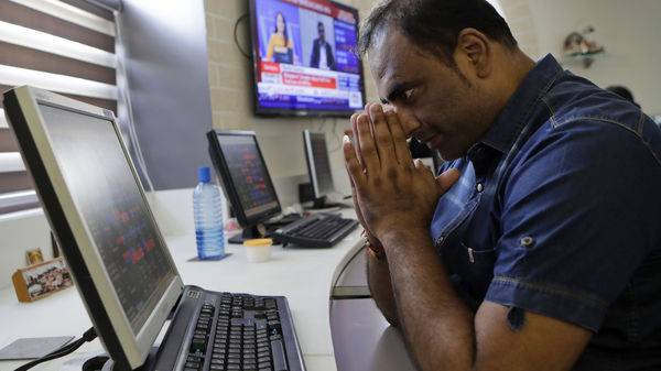 Shrikant Chouhan - Sensex suffers another big selloff, plunges about 1,400 points. What experts say - livemint.com - India