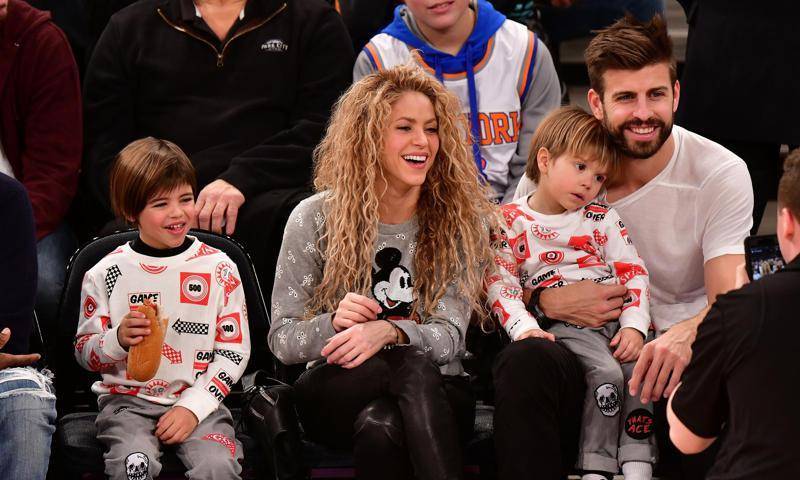 Gerard Pique - Shakira’s sons Sasha and Milan won’t leave mom alone during quarantine - us.hola.com