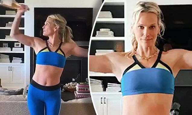 Molly Sims - Molly Sims, 46, shows off her abs in a bra top as she works out - dailymail.co.uk - Los Angeles