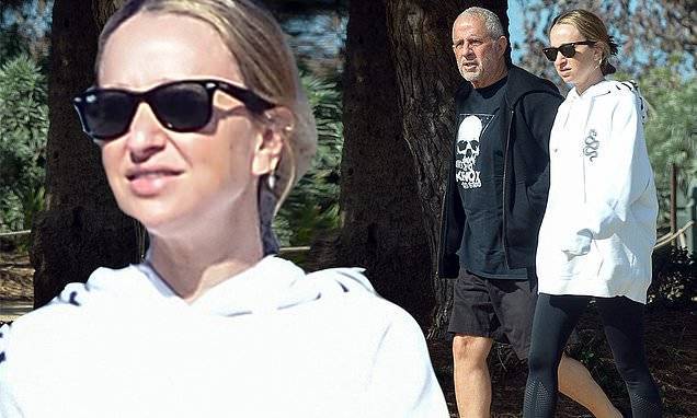 Jennifer Meyer cuts a casual figure in workout attire as she steps out for stroll with her dad in LA - dailymail.co.uk - Los Angeles