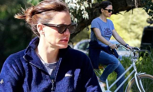 Jennifer Garner cuts a casual figure in denim as she enjoys bike ride amid global Covid-19 pandemic - dailymail.co.uk - county Pacific - Los Angeles - city Los Angeles