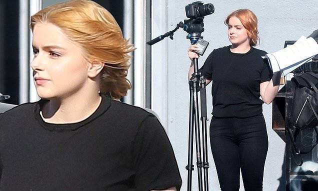 Ariel Winter - Luke Benward - Ariel Winter keeps busy during coronavirus pandemic as she totes camera equipment out of studio - dailymail.co.uk - Los Angeles - city Los Angeles