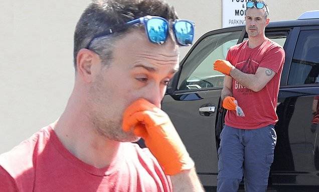 Freddie Prinze-Junior - Freddie Prinze Jr. accidentally scratches his nose while picking up supplies in LA - dailymail.co.uk - Los Angeles