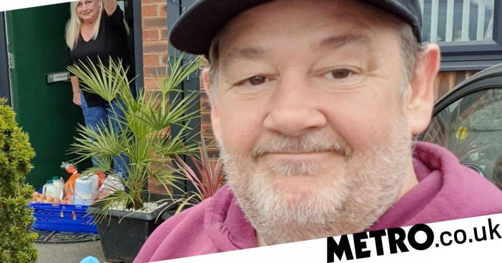 Russell Crowe - Johnny Vegas - Johnny Vegas takes ‘safe distance selfie’ as he follows through on pledge to deliver food during coronavirus outbreak - metro.co.uk