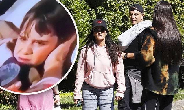 Kyle Richards - Mauricio Umansky - Kyle Richards takes family stroll... before watching herself in Little House on the Prairie - dailymail.co.uk - Los Angeles - city Los Angeles