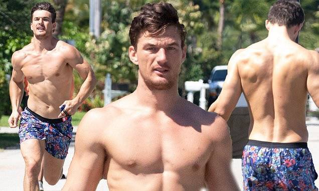 Hannah Brown - Tyler Cameron shows off buff bod on shirtless jog with dog - dailymail.co.uk - state Florida - county Tyler - parish Cameron