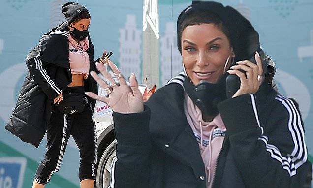Eddie Murphy - Nicole Murphy - Eddie Murphy's ex Nicole steps out in a mask, crop top and HIGH HEELS to pick up supplies - dailymail.co.uk - Los Angeles - state California