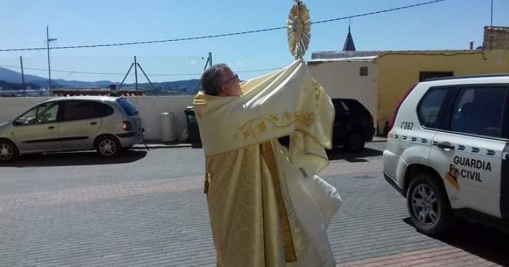 Christian priest breaks coronavirus lockdown to try to pray away the killer disease - dailystar.co.uk - Spain - county San Juan