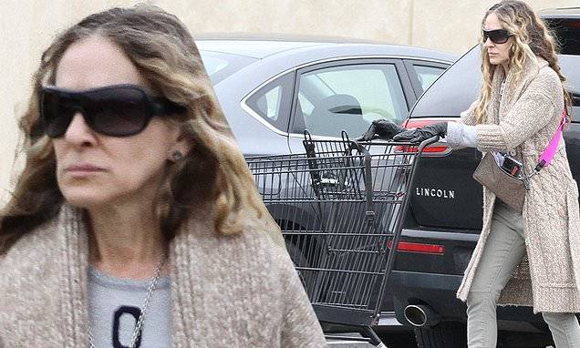 Sarah Jessica Parker makes another grocery run in the Hamptons wearing black latex gloves - dailymail.co.uk - New York - county Hampton