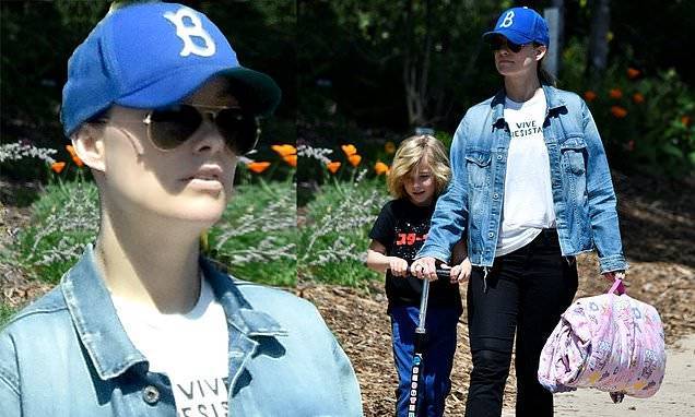 Olivia Wilde - Jason Sudeikis - Olivia Wilde takes her son Otis and daughter Daisy to a park in Los Angeles - dailymail.co.uk - Los Angeles - state California - city Los Angeles