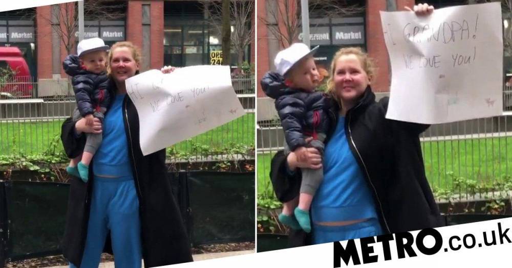 Amy Schumer - Amy Schumer and baby son take sign to dad’s nursing home amid coronavirus lockdown - metro.co.uk
