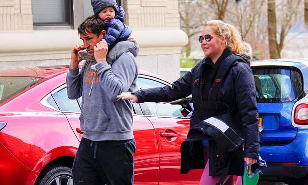 Amy Schumer - Chris Fischer - Amy Schumer and the family take a walk after saying 'Hi' to her father from outside his nursing home - dailymail.co.uk - New York