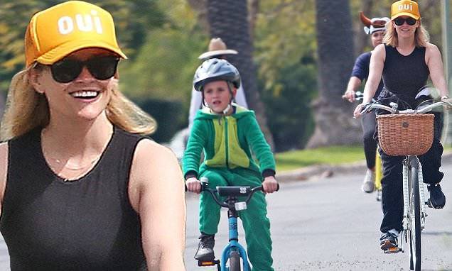 Reese Witherspoon - Reese Witherspoon beams as she steps out in a sporty outfit for a bike ride with her son Tennessee - dailymail.co.uk - county Pacific - state Tennessee