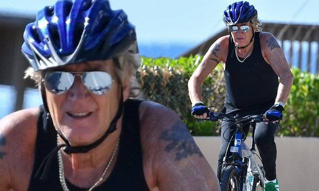 Rod Stewart - Rod Stewart, 75, goes for a spin on his bicycle in black singlet and leggings in in Florida - dailymail.co.uk - state Florida - county Palm Beach - Scotland