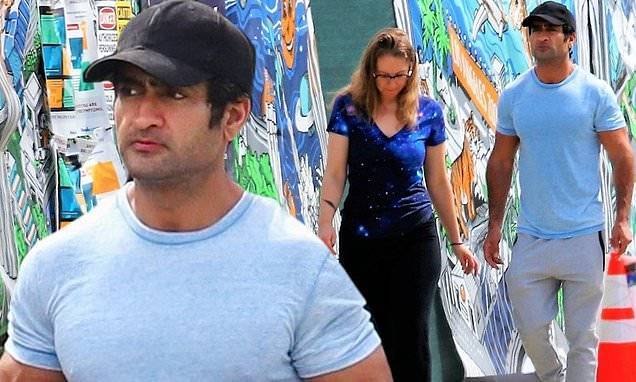Emily V.Gordon - Kumail Nanjiani shows off his ripped physique as he and his wife Emily V. Gordon grab coffees - dailymail.co.uk - Los Angeles