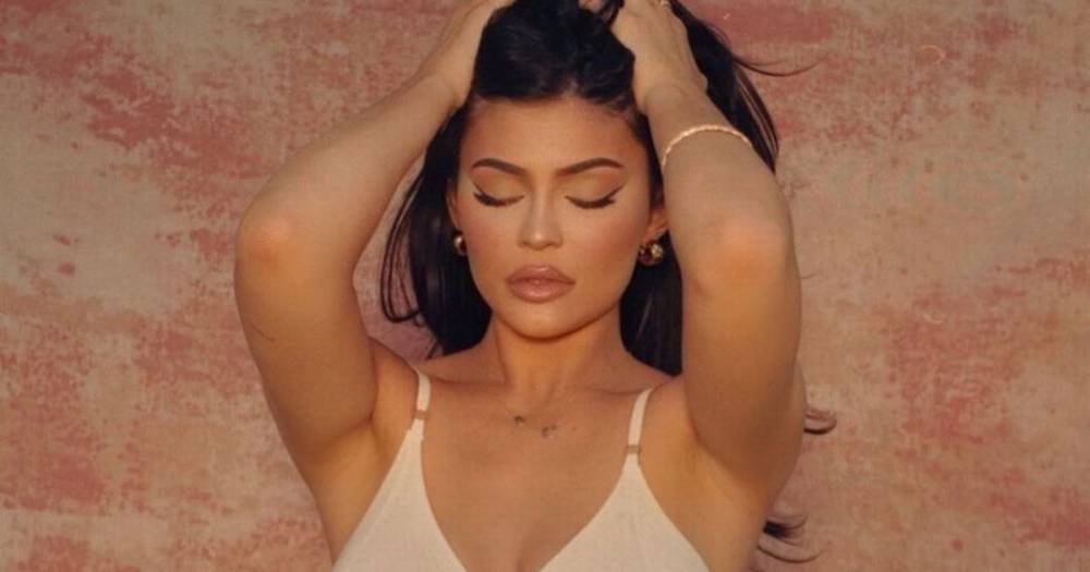 Kylie Jenner - Kylie Jenner raises the temperature with steamy snaps while self-isolating - mirror.co.uk - Los Angeles - county Hill