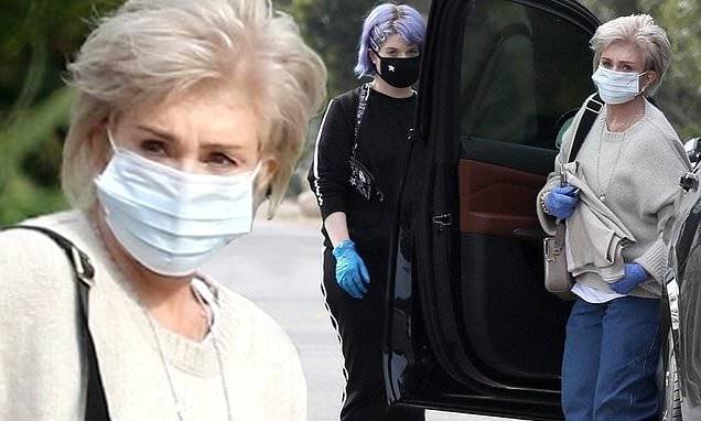 Kelly Osbourne - Sharon Osbourne - Sharon Osbourne and daughter Kelly don face masks and disposable gloves during coronavirus pandemic - dailymail.co.uk - state California