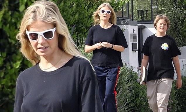 Chris Martin - Gwyneth Paltrow - Moses Martin - Gwyneth Paltrow leaves lockdown to go for a stroll with son Moses amid coronavirus pandemic - dailymail.co.uk