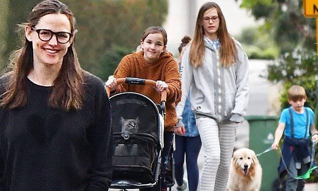 Jennifer Garner and her kids take their cat for afternoon walk in a stroller - dailymail.co.uk - Usa - Los Angeles