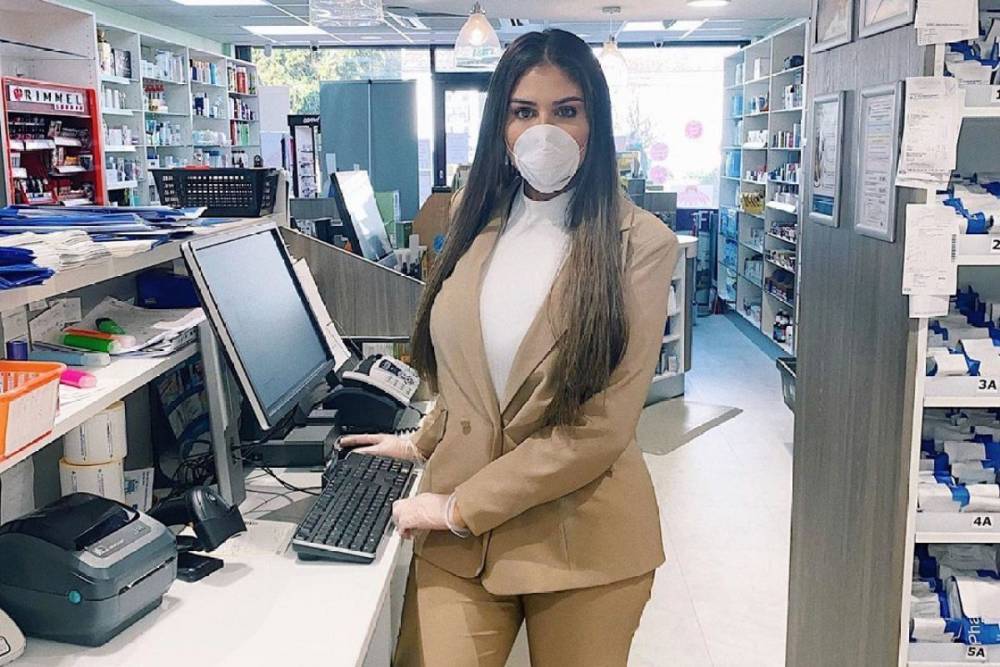 Anna Vakili - Love Island’s Anna Vakili gets back to work as a pharmacist to help fight coronavirus - thesun.co.uk