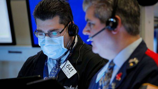 Donald Trump - Dow ends with 4.4% loss as officials project jump in US coronavirus deaths - livemint.com - Usa