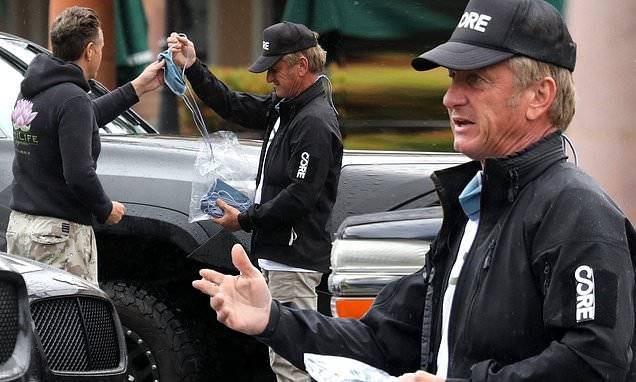 Sean Penn - Sean Penn hands out masks at his drive-through coronavirus testing site in Malibu - dailymail.co.uk - city Malibu