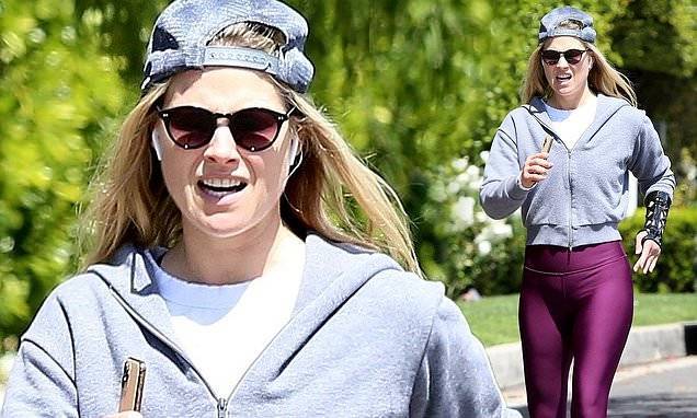 Ali Larter stands out in purple leggings as she goes out for a walk amid the coronavirus pandemic - dailymail.co.uk - Los Angeles - city Los Angeles