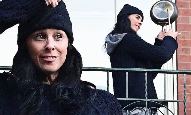 Sarah Silverman wields a pan and a wooden spoon as she cheers on essential workers in New York - dailymail.co.uk - New York - city New York