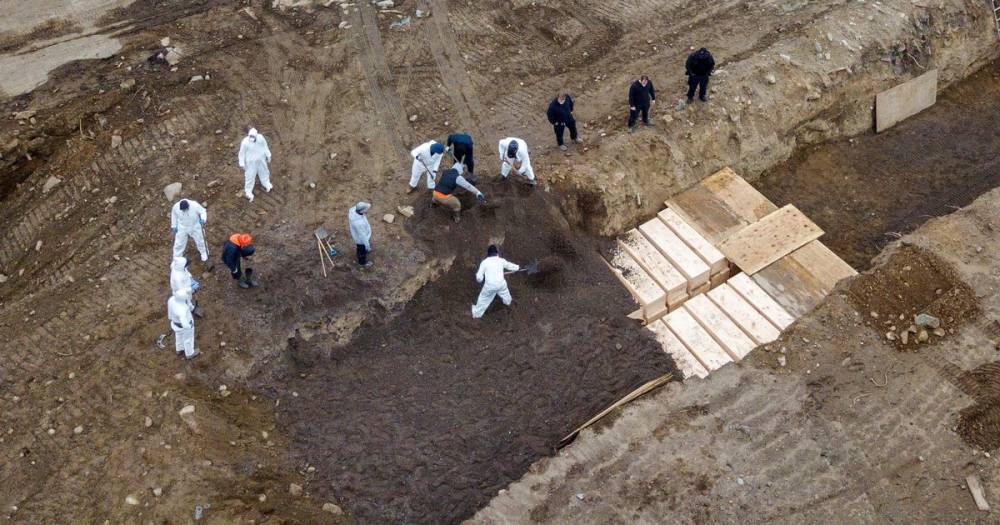 New York now burying coronavirus victims in mass graves with more cases than any country - mirror.co.uk - New York - city New York - state New York