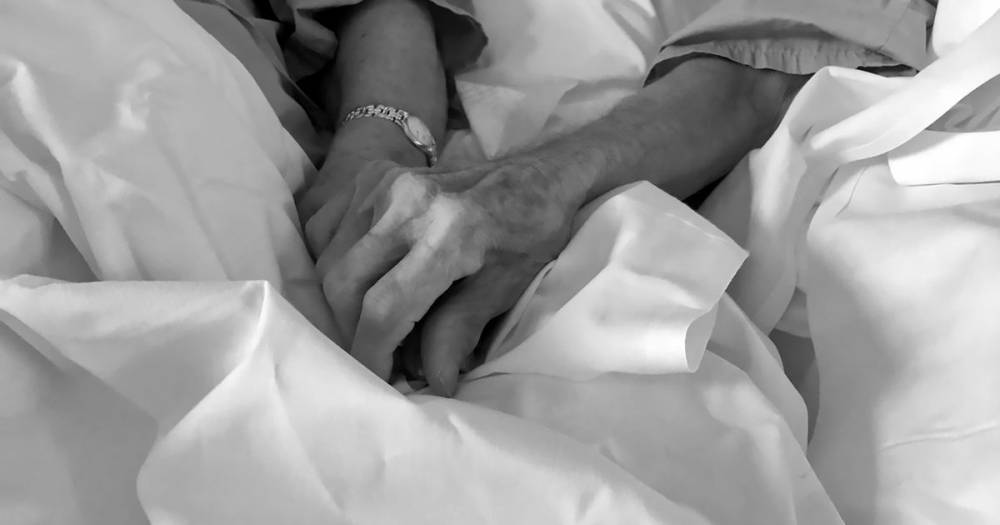 Elderly couple with coronavirus hold hands after staff push hospital beds together - mirror.co.uk - Spain - county Mesa