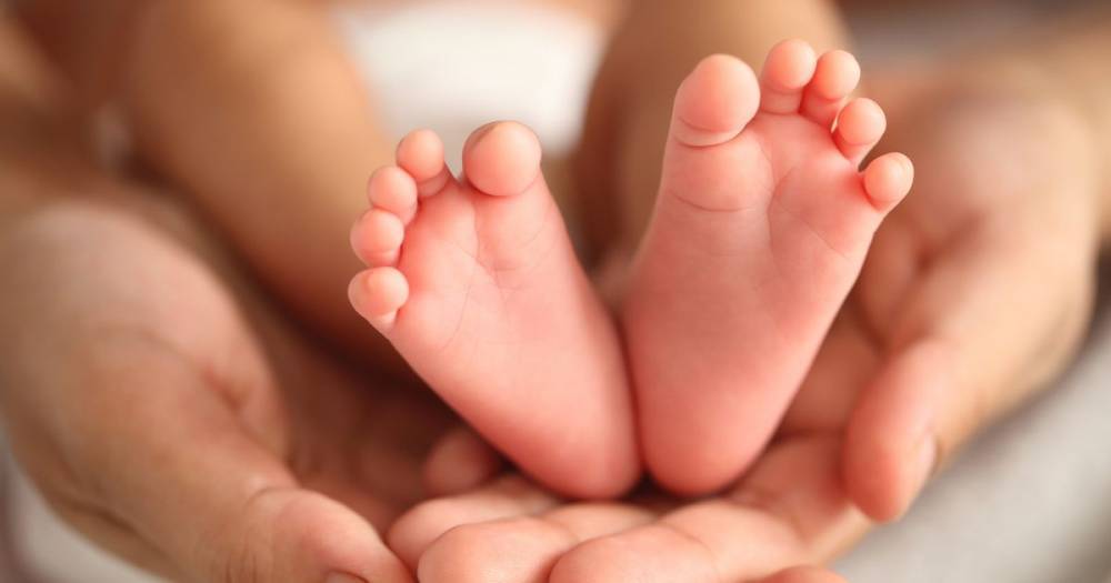 Ten newborn babies 'catch coronavirus from infected staff' at maternity unit - mirror.co.uk - Romania