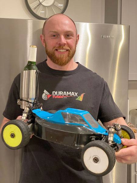 Crafty Man Uses Remote Controlled Car to Offer Neighbour a Drink - peoplemagazine.co.za - state Wisconsin