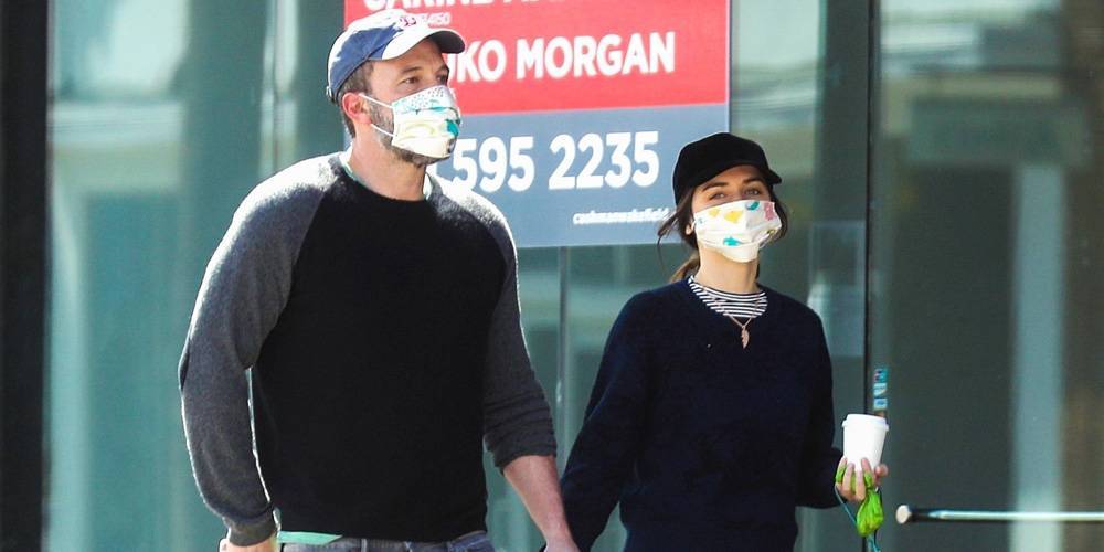 Ana De-Armas - Ben De-Armas - Ben Affleck & Girlfriend Ana de Armas Take a Stroll Wearing Masks Amid Pandemic - justjared.com - Los Angeles