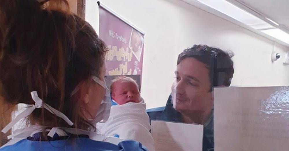 Touching image shows Scots dad seeing week-old baby daughter through hospital glass - dailyrecord.co.uk - Scotland