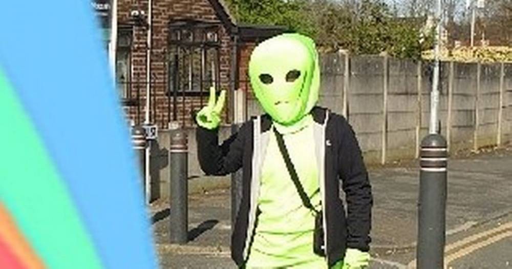 Person dresses up in alien costume to do essential food shop - manchestereveningnews.co.uk