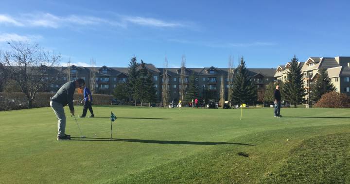 Deena Hinshaw - Alberta golf courses deemed non-essential service: ‘It could be devastating for the industry’ - globalnews.ca