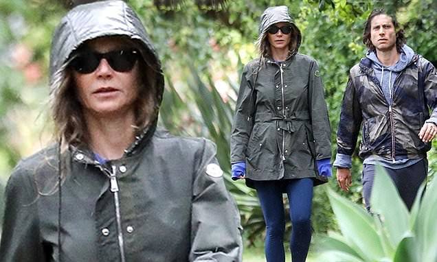 Gwyneth Paltrow - Brad Falchuk - Los Angelesthe - Gywneth Palrow looks gloomy on rainy stroll with husband Brad Falchuk after admitting to tensions - dailymail.co.uk - Los Angeles - state California