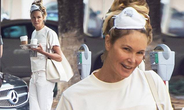 Elle Macpherson looks upbeat as she wears her face mask on her head after grabbing some coffees - dailymail.co.uk - Usa - Australia - county Miami