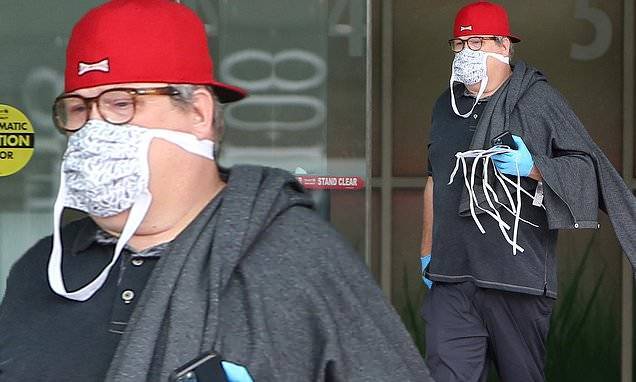 Eric Stonestreet - Eric Stonestreet takes no chances as he wears his face masks and gloves - dailymail.co.uk - Los Angeles - city Los Angeles